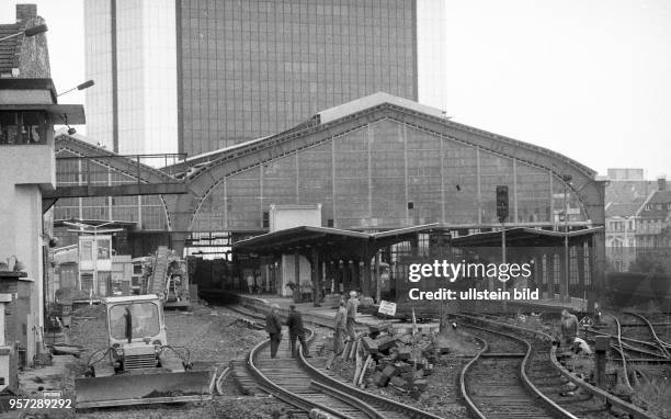 Bauarbeiten am S-Bahnhof Friedrichstrasse in Berlin sollen ermöglichen, daß die Züge wieder von Ost nach West durchfahren können - links enden die...