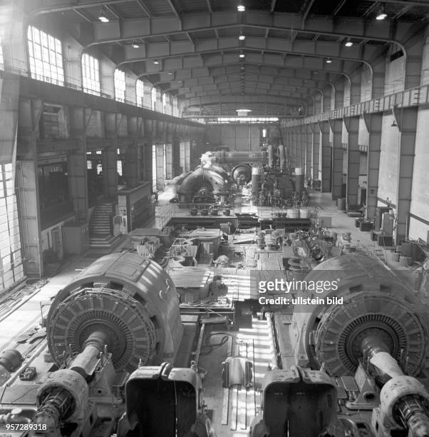 Blick in die Generatorenhalle des Kraftwerks Klingenberg im Berliner Ortsteil Rummelsburg, aufgenommen 1972 in Berlin. Das Kraftwerk wurde 1925...