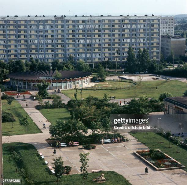 Eine weitflächige Grün- und Gemeinschaftsanlage mit Kindergarten und Gaststätte "Gastronom" im Neubaugebiet Halle-Neustadt, undatiertes Foto vonm...