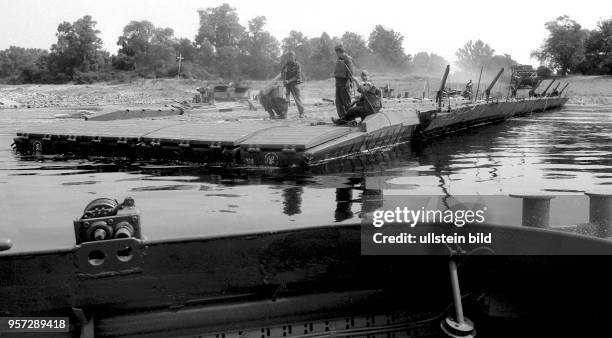 Soldaten der Nationalen Volksarmee beim Verlegen einer Ponton-Brücke, aufgenommen bei der Ausbildung von Bodentruppen der Nationalen Volksarmee der...