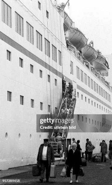Das neue DDR-Passagierschiff "Arkona" hat nach elftägiger Ostsee-Kreuzfahrt am Passagierkai im Hafen von Rostock-Warnemünde festgemacht und die...