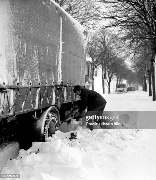 Warnemuende / Winter April 1970/ Ein ploetzlicher Wintereinbruch mit heftigen Schneefaellen und Verwehungen ueberraschte zahlreiche Autofahrer vor...