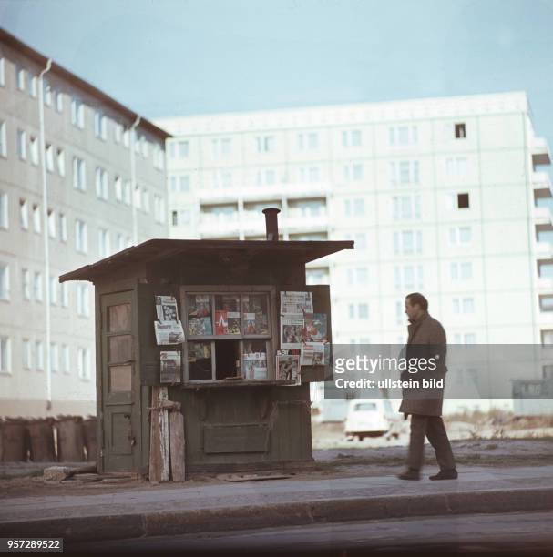 Ein alter Zeitungskiosk steht wie ein Fremdkörper vor den hellen Fassaden von neuen Wohnhäusern im Zentrum von Berlin , aufgenommen 1966. Rund um die...