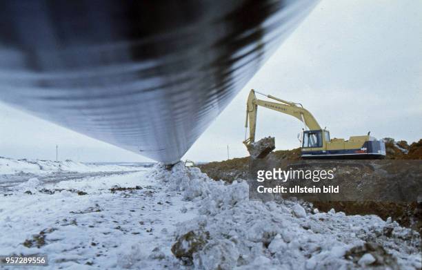 Ein Bagger und Rohre an einem Bauabschnitt der Erdgasleitung im Ural in der Nähe von Perm, undatiertes Foto vom Winter 1986. Im Rahmen des zentralen...