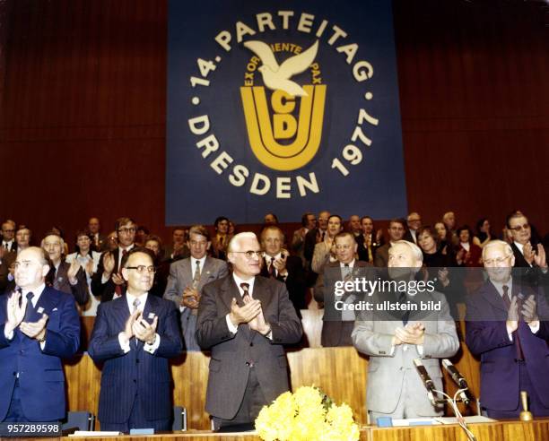 Applaudierendes Präsidium beim 14. Parteitag der CDU der DDR im Oktober 1977 im Kulturpalast Dresden. Nach der Wiederwahl von Gerald Götting zum...