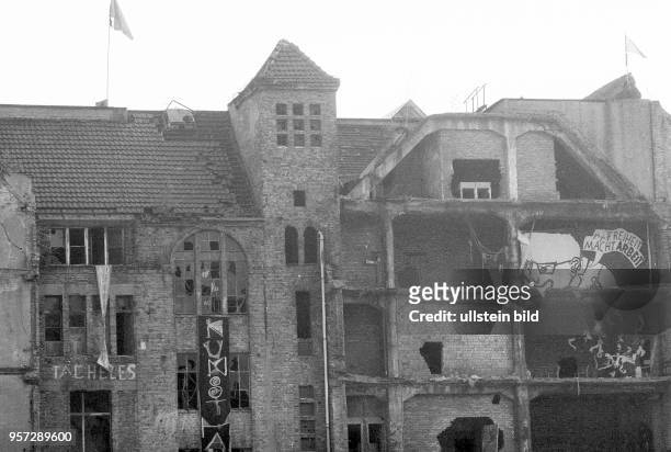 Rückansicht des Kunsthauses "Tacheles" an der Oranienburger Straße in Ostberlin, aufgenommen im Sommer 1990. Der historische Gebäudekomplex war...