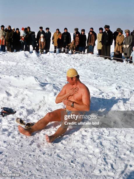 Dick angezogen verfolgen die Zuschauer das Eisbaden und die Vorbereitung der Winterschwimmer bei Trommeltreffen an der Ostsee bei Lubmin, undatiertes...