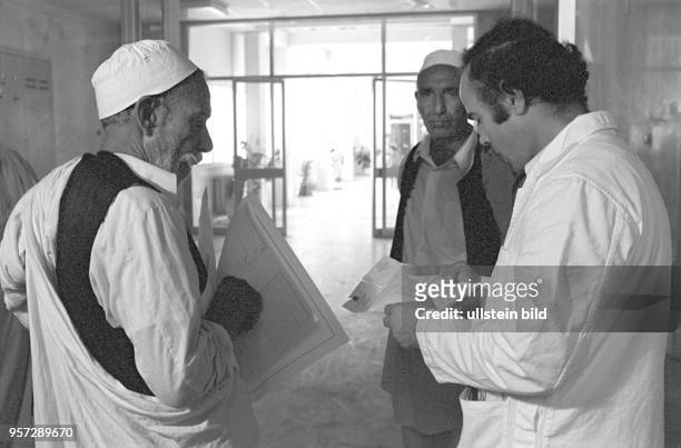 Ein Arzt im Gespräch mit Patienten in der neuen Herzklinik bei Tripolis, aufgenommen im September 1979. In Libyen gibt es für die Bevölkerung...