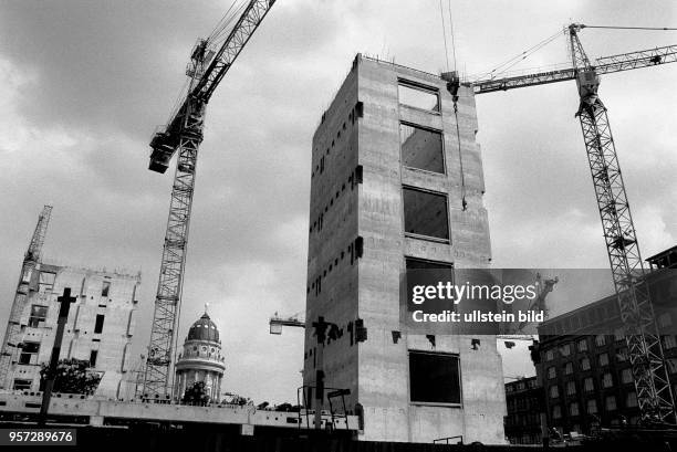 Noch beginnend in den letzten Jahren der DDR werden von 1988 bis 1996 entlang der Friedrichstraße mehrere große Geschäftsneubauten errichtet, hier...