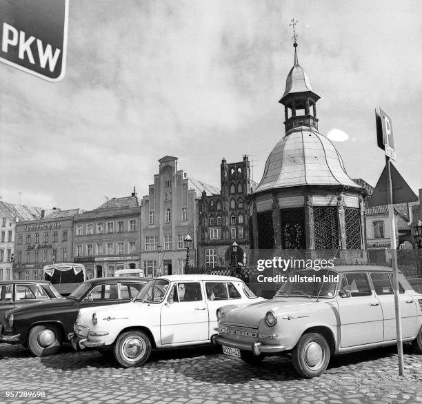 Blick auf den Marktplatz der Hansestadt Wismar mit der von 1580 bis 1602 fertiggestellten Wismarer Wasserkunst sowie den historischen Bürgerhäusern,...