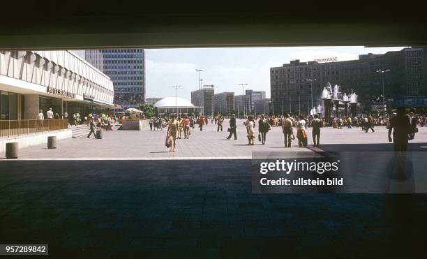 Blick durch eine Unterführung am Centrum-Warenhaus auf den Alexanderplatz in Berlin mit dem Haus des Lehrers und der Kongreßhalle im Hintergrund,...