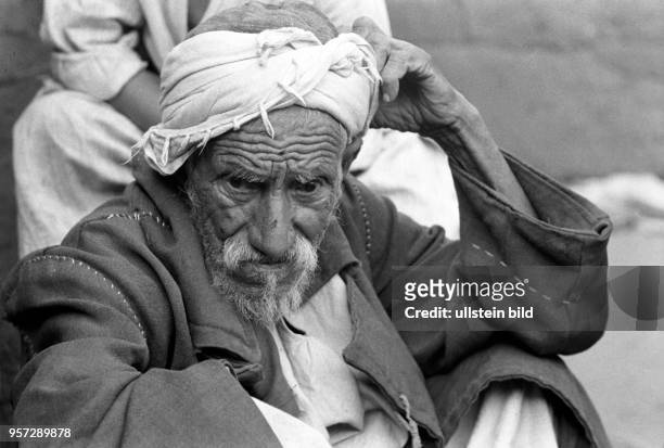 Ein alter Mann mit tiefgefurchter Stirn, aufgenommen auf einem Basar in Kairo 1972.