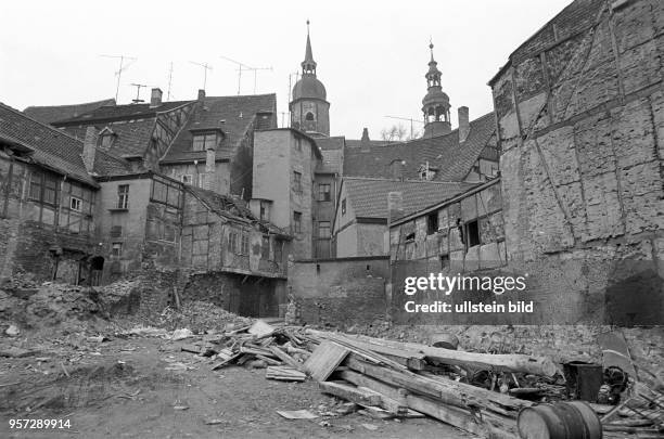 Verfallene Altbauten im Zentrum der Lutherstadt Eisleben , aufgenommen im November 1981. Im Hintergrund die Türme der St. Andreaskirche. Während die...