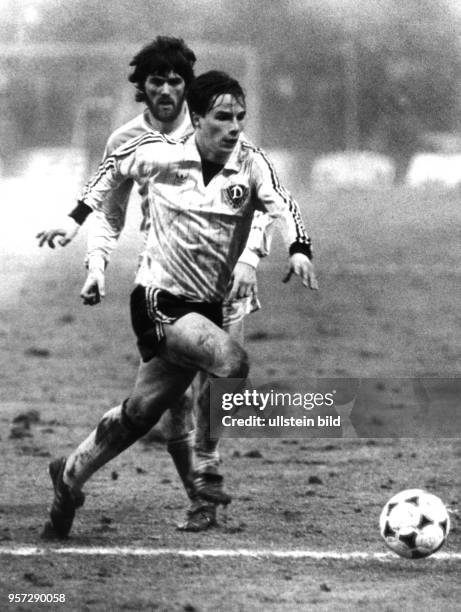 Beim Viertelfinal-Hinspiel des Europapokals der Pokalsieger am 5.3.1986 im Dynamo-Stadion in Dresden führt Dresdens Mittelfeldspieler Jörg Stübner...