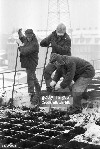 Mitarbeiter vom Kraftwerk Nossener Brücke in Dresden erhielten im Januar 1987 die Kohle direkt aus der Grube per Bahn geliefert. Oft war sie in den...