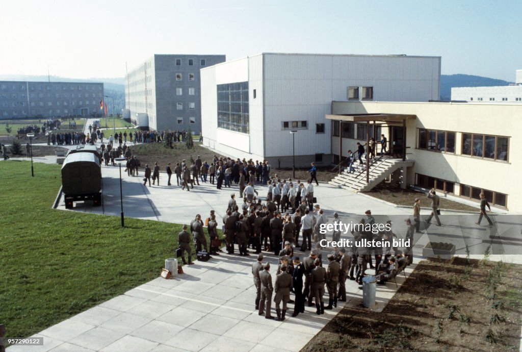 Offiziere an der 1984 Offiziershochschule der Grenztruppen