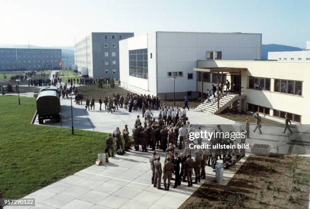 Offiziere an der 1984 eröffneten Offiziershochschule der Grenztruppen der DDR "Rosa Luxemburg" in Suhl, undatiertes Foto vom Oktober 1984.