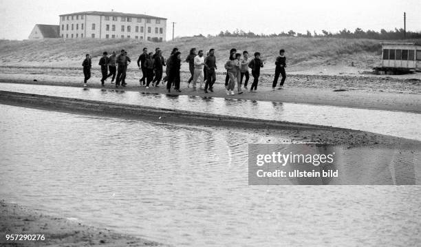 Kurpatienten bei einem zünftigen Lauf am Ostseestrand bei Neuhaus auf dem Fischland, aufgenommen in den 1980er Jahren. Zum Gesundheitstraining...