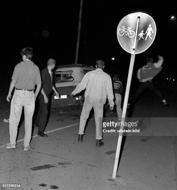 Jugendliche beim Angriff auf einen unbesetzten Einsatzwagen der Polizei am 27.8.1992 vor der Zentralen Aufnahmestelle für Asylbewerber in der...