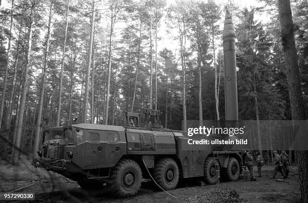 Soldaten der DDR an einer Startrampe mit Rakete während einer Manöverübung der Flugabwehrraketentruppen, aufgenommen 1983. [Ort unbekannt.]