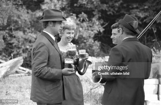 Jung und Alt amüsiert sich auf einem Volksfest in Möllendorf bei Mansfeld , aufgenommen am . Hier gönnen sich drei Männer und eine Frau ein Glas...