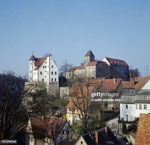 Oberhalb des Ortes Hohnstein liegt die gleichnamige Burg in der Sächsischen Schweiz - hier befand sich eine der größten Jugendherbergen der DDR ,...