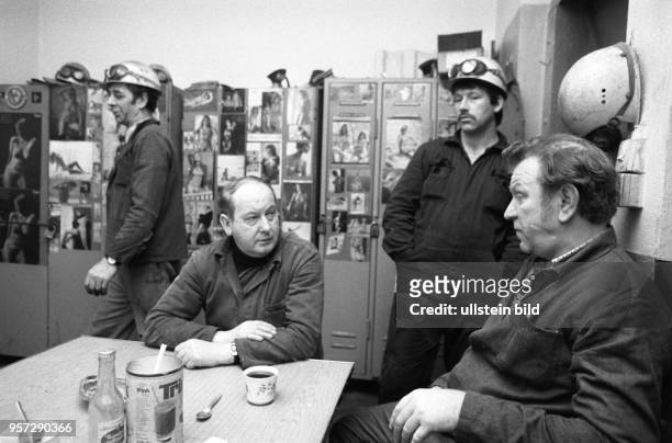 Arbeiter der Bessemerei der zum Mansfeld Kombinat "Wilhelm Pieck" gehörenden Kupfer-Silber-Hütte "Fritz Beyling" bei einer Kaffeepause, aufgenommen...