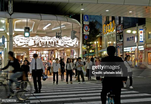 Japan / Kyoto / Abendlicher Betrieb in der alten Kaiserstadt Kyoto, aufgenommen im Oktober 2009. Teile der Bürgersteige und Gehwege einer...