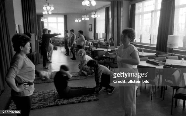 Gymnastische Übungen gehören für die Kurpatienten in Neuhaus auf dem Fischland zum Gesundheitstraining, aufgenommen in den 1980er Jahren. Daneben...