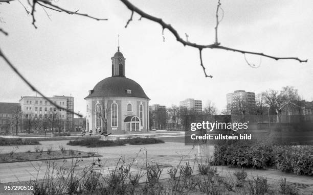 Das moderne Stadtzentrum von Schwedt an der Oder - hier der restaurierte Berlischky - Pavillon , aufgenommen 1984. Foto : Reinhard Kaufhold