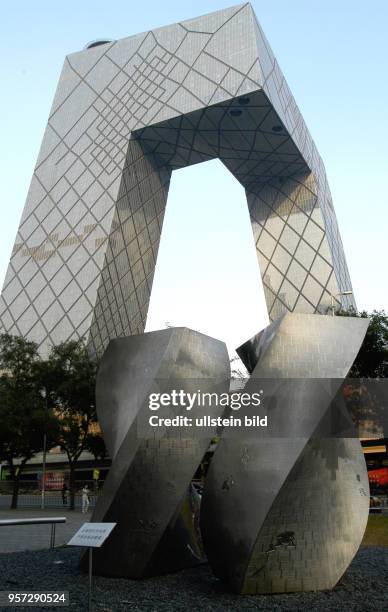 Oktober 2009 / China - Peking / Moderne Architektur bei Neubauten in Peking, hier das neue Fernsehgebäude am Ostbogen vom 3.Ring. , aufgenommen im...