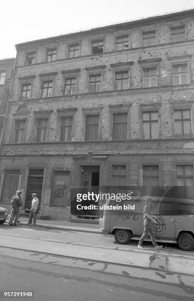 Junge Männer im Gespräch mit einem Volkspolizisten vor einem besetzten Haus in der Oranienburger Straße 86 in Ost-Berlin, aufgenommen im Sommer 1990....