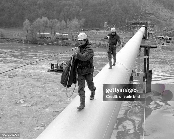 Monteure vom VEB Industriemontage der DDR montieren am Fluss Dnestr in der UdSSR im Abschnitt im ukrainischen Gebiet bei Iwano - Frankowsk - die...