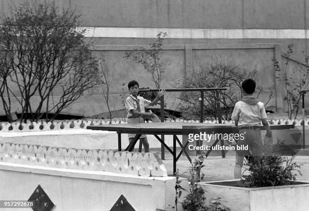 Kinder in Pionierkleidung spielen auf dem Hinterhof einer Wohnsiedlung Tischtennis, aufgenommen am Rande der XIII. Weltfestspiele der Jugend und...