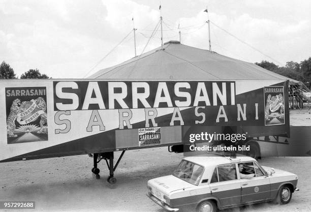 Das Zelt des Circus Sarrasani wird im Mai 1990 am Fucikplatz in Dresden aufgebaut. Nachdem das Ende 1912 eingeweihte "Circus-Theater der 5000" den...