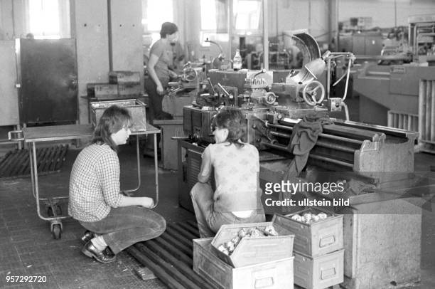 Zwei junge Arbeiterinnen gönnen sich eine Pause, aufgenommen am im Betriebsteil "Bohrmaschine" des Mansfeld Kombinats bei Eisleben. Ab 1980 wurde auf...