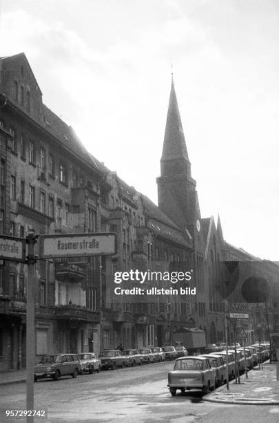 Der Ostberliner Stadtteil Prenzlauer Berg im Wendejahr 1990 - hier die Senefelder Strasse, Ecke Raumerstraße, mit Blick auf die Eliaskirche,...