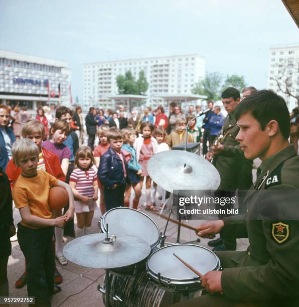 Eine Band der Gruppe der Sowjetischen Streitkräfte in Deutschland spielt am Rande eines Festes in einem Neubaugebiet in Schwedt, undatiertes Foto aus...