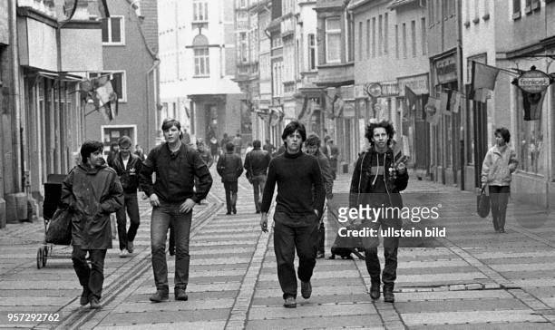 Junge Männer beim Bummeln durch die Innenstadt von Zeitz, aufgenommen im Wendejahr 1989.