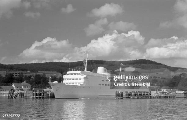 Die Eisenbahnfähre "Trelleborg" nach Schweden im Hafen von Sassnitz auf der Insel Rügen, aufgenommen um 1960.