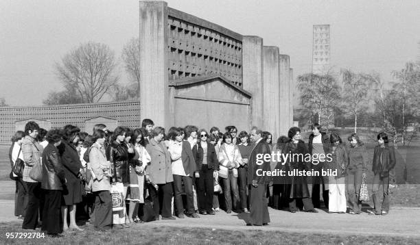 Besucher der "Nationalen Mahn- und Gedenkstätte Sachsenhausen" auf dem Gelände des ehemaligen Konzentrationslagers Sachsenhausen bei Oranienburg,...