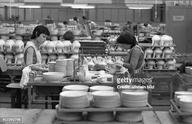 Im Neuen Porzellanwerk Ilmenau wird auch das traditionsreiche Henneberg Porzellan hergestellt, aufgenommen 1984. Hier zwei Arbeiterinnen beim...