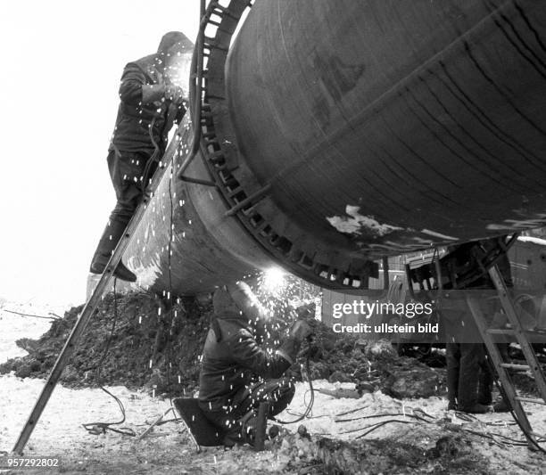 Ein Schweißer fügt 1986 in der Sowjetunion im Gebiet Perm im Ural auf der Baustelle der Erdgastrasse aus Russland nach Westeuropa Rohre zusammen. Die...