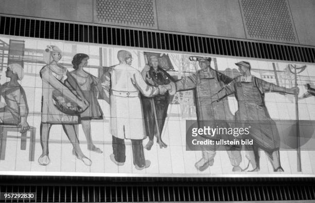 Innenaufnahmen aus dem Staatsratsgebäude der DDR in Ostberlin - Wandmosaike zeigen Werke des Sozialistischen Realismus, aufgenommen im September...