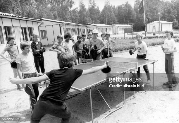 Mädchen und Jungen aus der DDR, der UdSSR, Polen, Ungarn und der CSSR erholen sich in den Sommerferien im Pionierlager in Seifhennersdorf,...