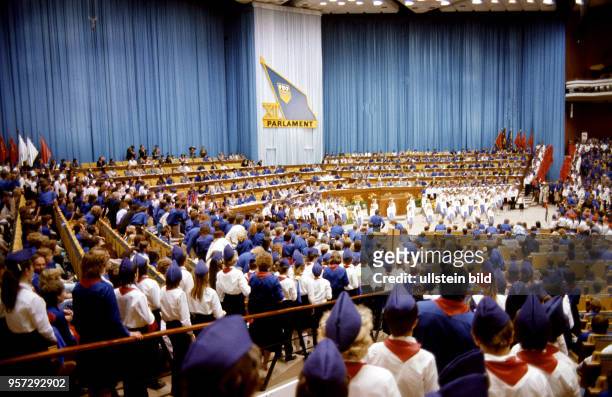 Kinder in der Verbandskleidung der Pionierorganisation der DDR bringen ihre Grüße an das XII. Parlament der Jugendorganisation Freie Deutsche Jugend...