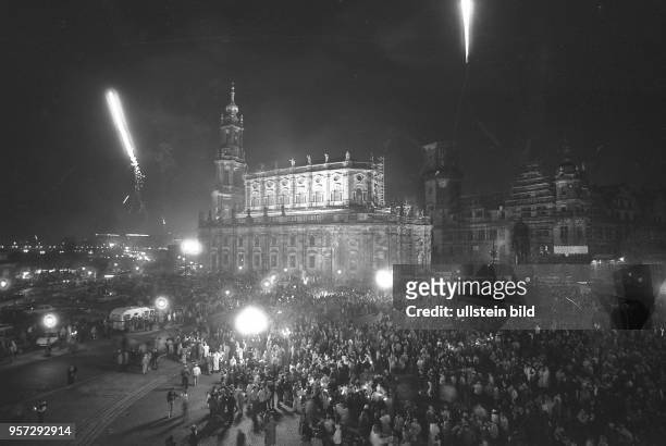 Die Dresdner Bevölkerung feiert in der Nacht zum auf dem Theaterplatz in Dresden die Deutsche Wiedervereinigung. Ab dem 03. Oktober 1990 existierte...
