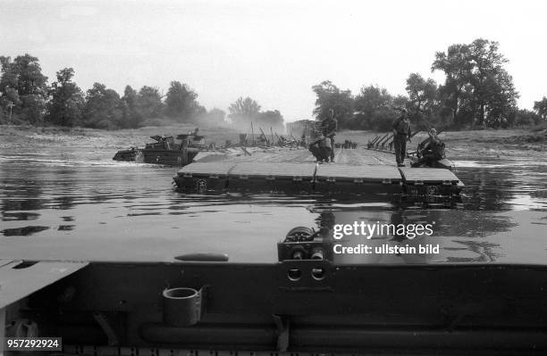 Soldaten der Nationalen Volksarmee beim Verlegen einer Ponton-Brücke, aufgenommen bei der Ausbildung von Bodentruppen der Nationalen Volksarmee der...