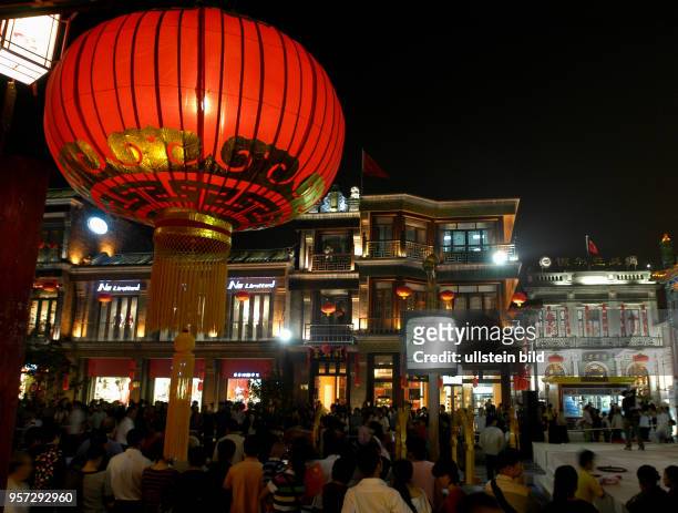 Oktober 2009 / China - Peking/ Passanten und Touristen - Abendlicher Alltag und Straßenszene in der sanierten alten Einkaufsstraße Qianmen Dajiie in...