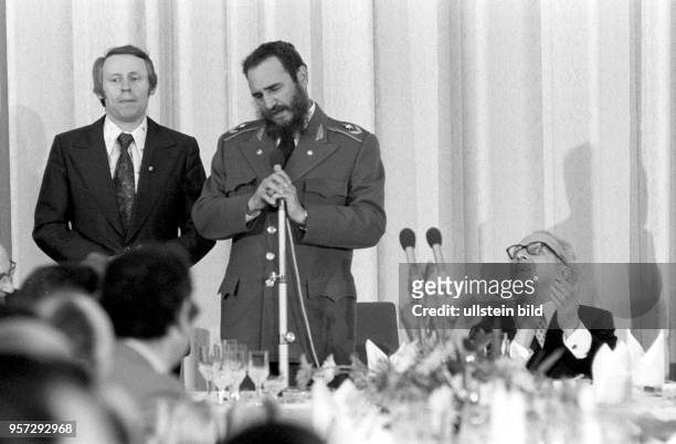 Cuban head of state Fidel Castro in East Germany : Castro is speaking at a reception in East Berlin, next to him applauds Erich Honecker, chairman of...